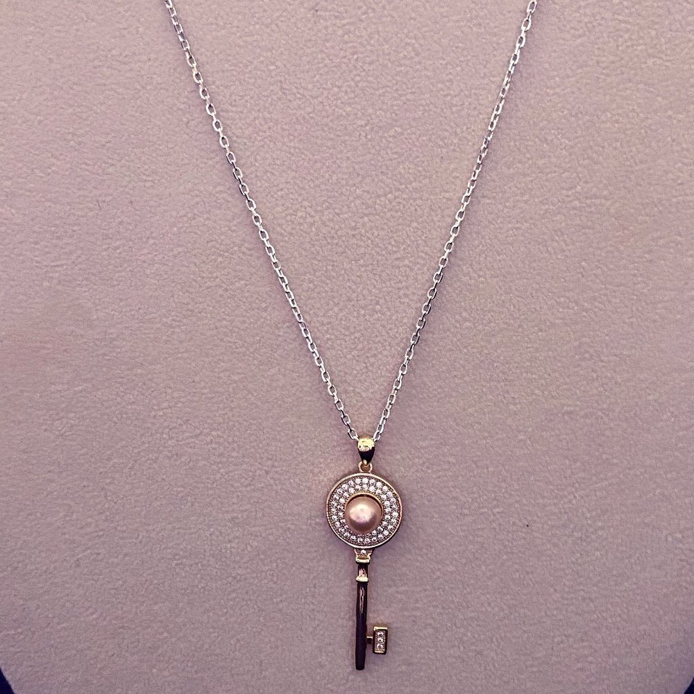 Vantel Treasure Key Necklace - Blush
